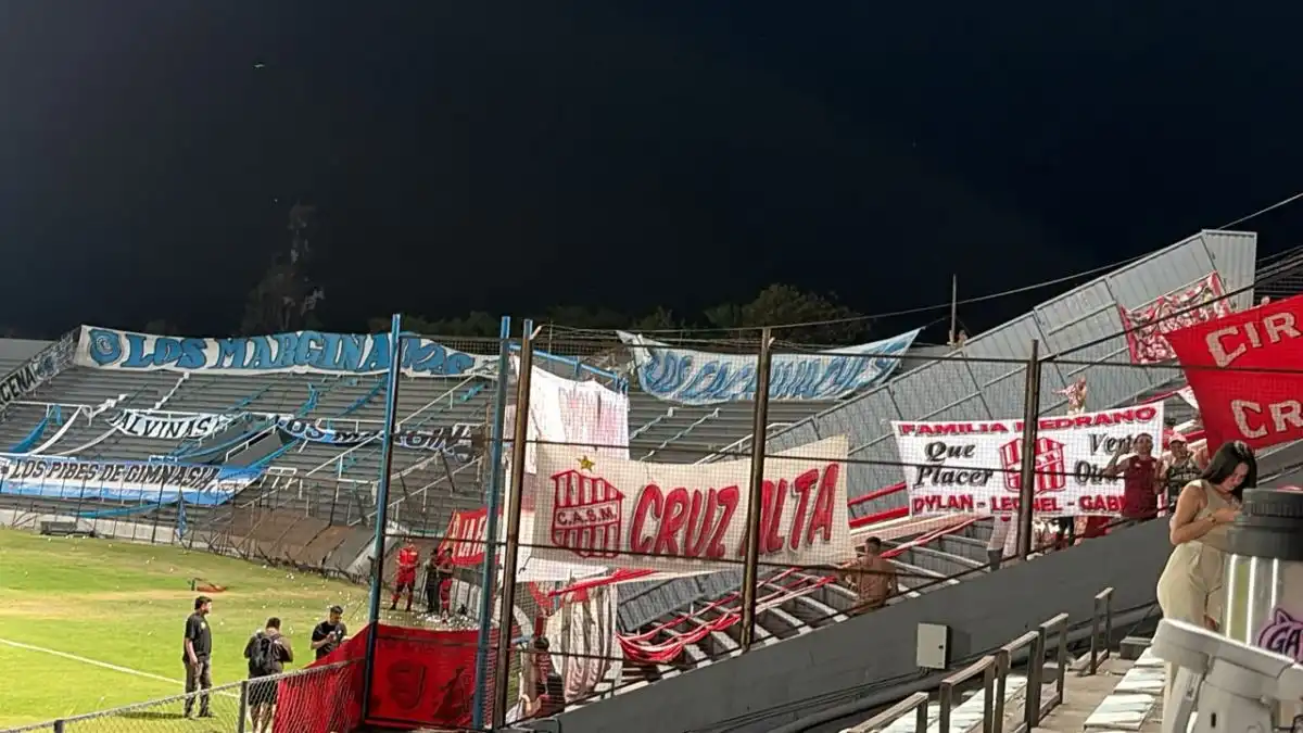La hinchada de San Martín va copando la tribuna