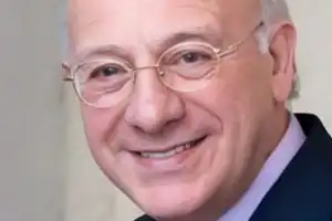 “Tomé el quirófano como lugar de investigación”: la historia de Nicanor Isse, el cirujano tucumano pionero del lifting endoscópico