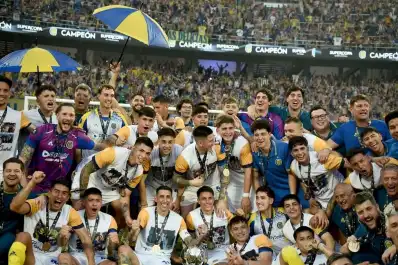 Rosario Central regresó con el título y sus jugadores le cantaron a Estudiantes en el aeropuerto