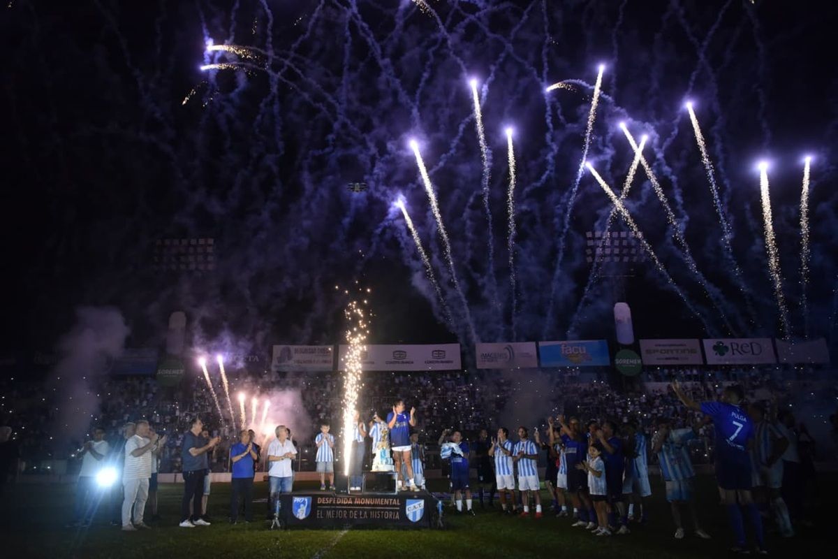 CELEBRACIÓN. Luis Miguel Rodríguez y los invitados disfrutan del show de fuegos artificiales con el que Atlético festejó sus 124 años en el Monumental.