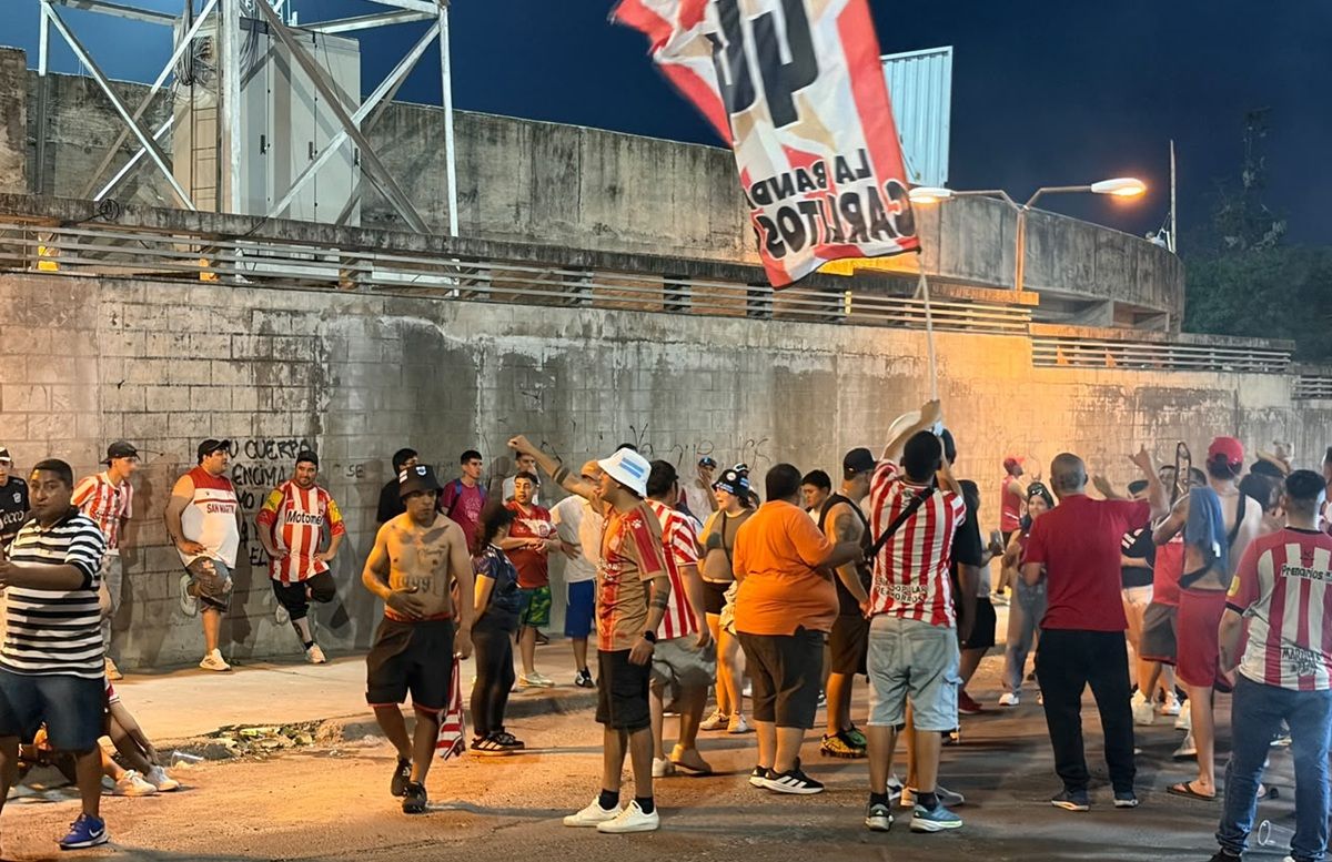 COLOR. La hinchada de San Martín copó los alrededores del 23 de Agosto con banderas, camisetas y mucho entusiasmo.