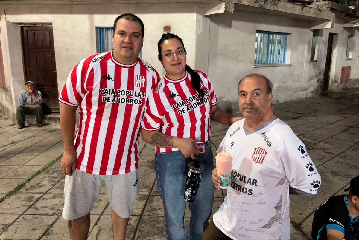 COMPAÑÍA. Juan Domingo Valdés - con la camiseta alternativa- llegó al estadio junto a sus sobrinos para acompañar al Santo en Jujuy.
