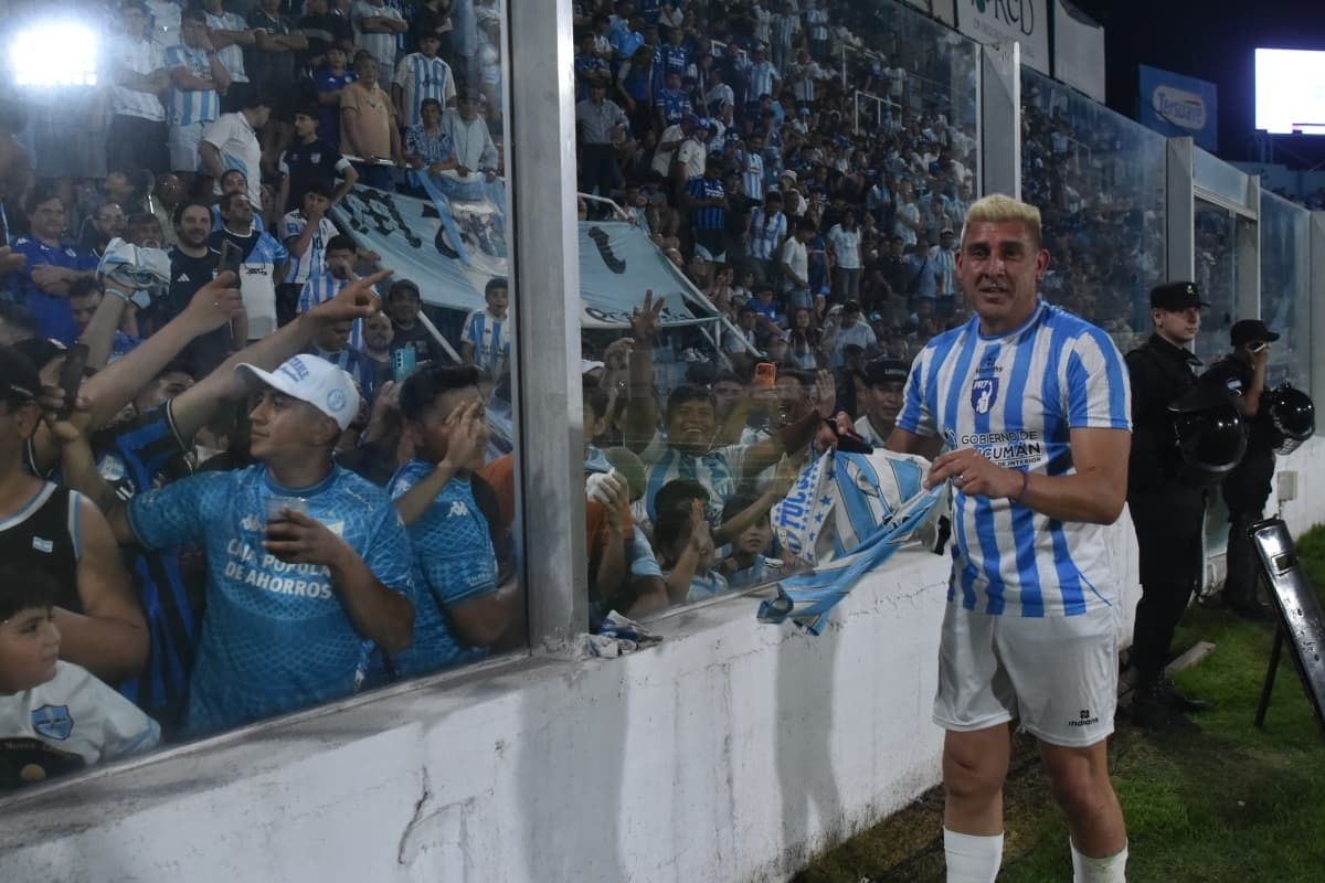 OVACIÓN. Javier “Satanás” Páez se acerca a los hinchas y recibe el cariño del Monumental durante su regreso al José Fierro.