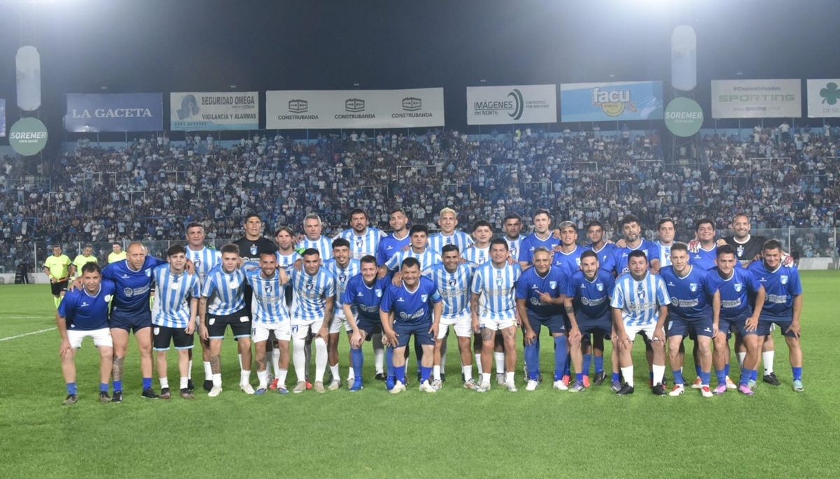 RECUERDO. Ex jugadores de los ascensos de 2008 y 2015, familiares del “Pulga” y futbolistas del plantel actual, como Laméndola y Tesuri, posan juntos tras participar del homenaje.