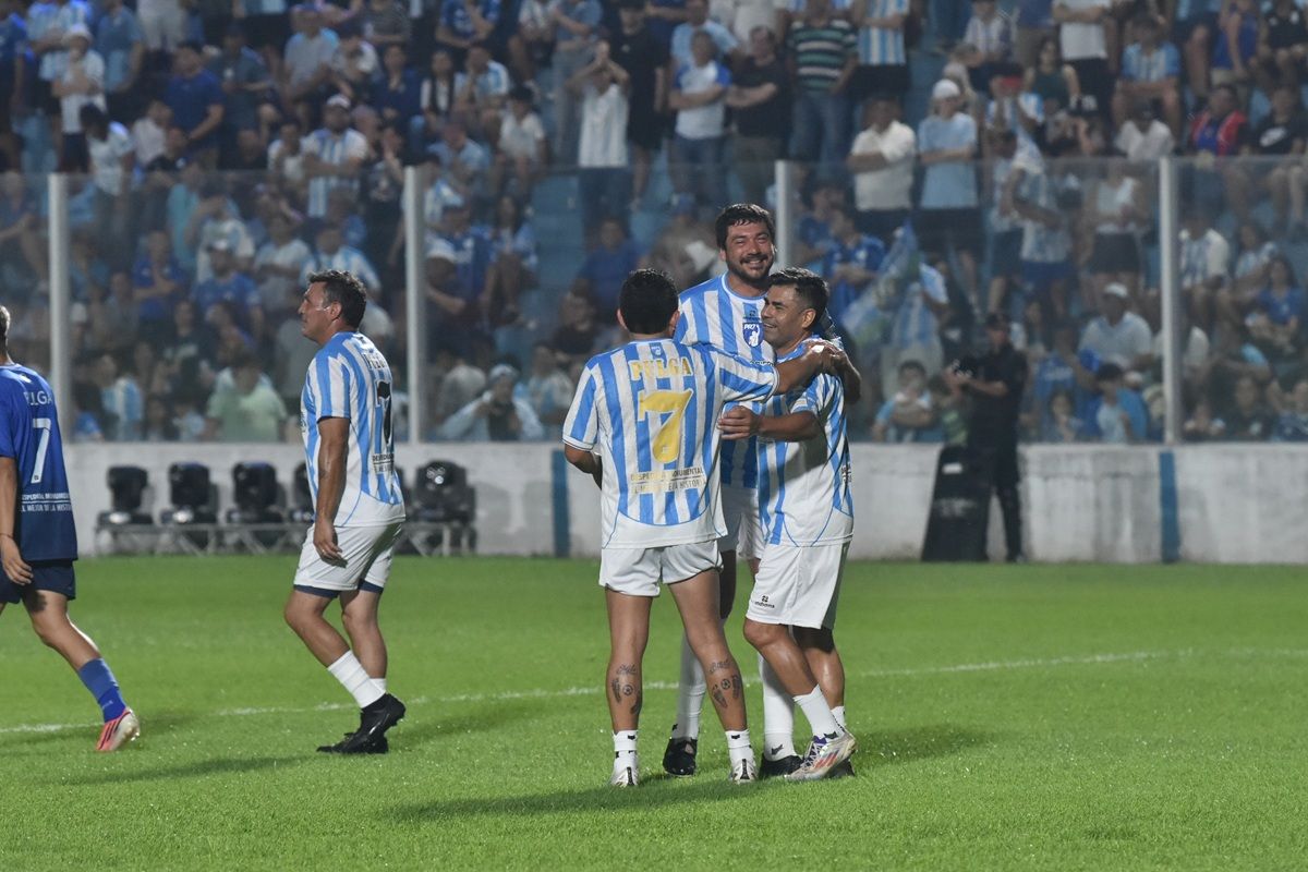 REENCUENTRO. Sebastián Longo, Juan Pablo Pereyra y Claudio Sarría comparten la cancha con el “Pulga” Rodríguez durante su despedida en el Monumental.