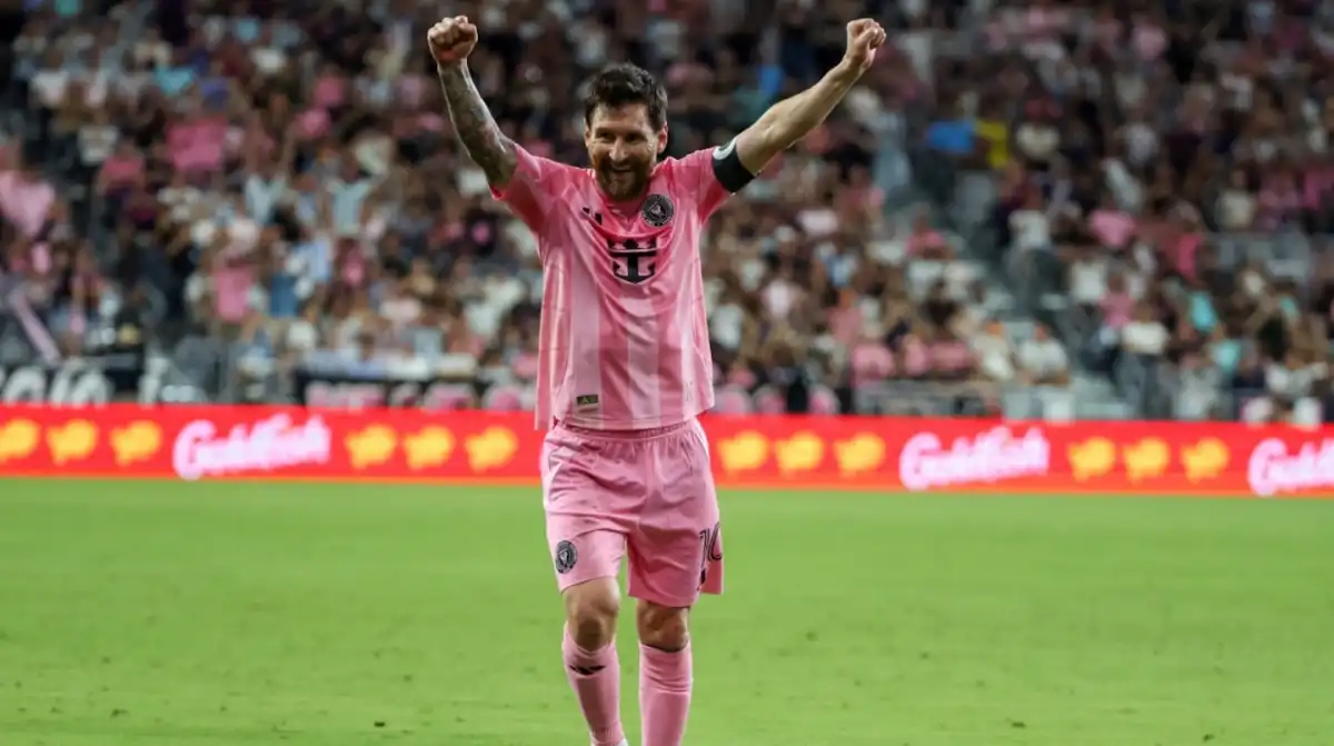 ESPECIALISTA. Lionel Messi volvió a marcar de tiro libre ante Columbus Crew y llegó a 76 goles por esta vía en su carrera.