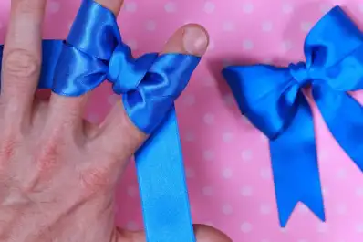 Simple y práctico: como hacer un moño con cinta para adornar regalos