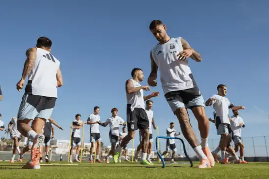 550x367_haz-leyenda-puesta-a-punto-seleccion-argentina-trabaja-ezeiza-bajo-ordenes-lionel-scaloni-antes-afrontar-nueva-fecha-fifa-1155813-101731.webp