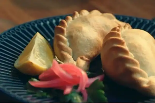 Nació en Alberdi, vive en Dinamarca y tiene un bar de empanadas y sánguches de milanesa