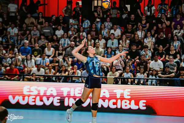 Todavía cursa la secundaria, pero ya ganó una medalla con Las Panteras en los Juegos Suramericanos y sueña con continuar su carrera en el exterior