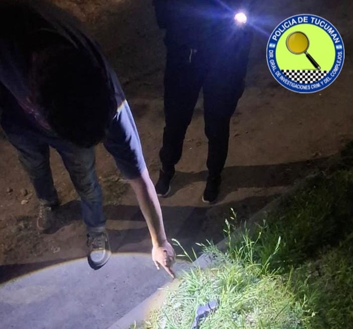 OPERATIVO. Un efectivo señala el arma que habría arrojado el sospechoso cuando fue arrestado.