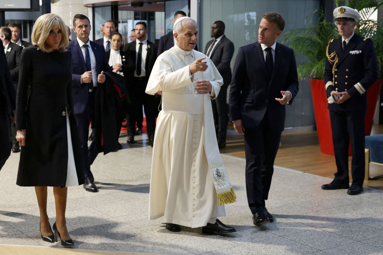 DESPEDIDA. El presidente de Francia y su esposa acompañan al Papa.