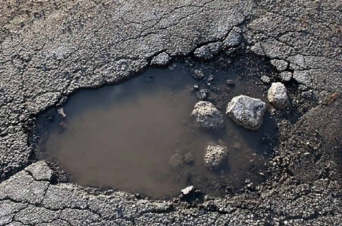 Video: mostraron un peligroso bache en vivo y minutos después llegó una cuadrilla a taparlo