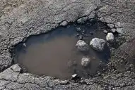 Video: mostraron un peligroso bache en vivo y minutos después llegó una cuadrilla a taparlo