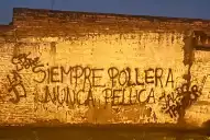 “Siempre pollera, nunca peluca”, críticas por las inundaciones y repudios por la maqueta