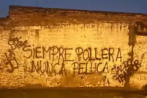 “Siempre pollera, nunca peluca”, críticas por las inundaciones y repudios por la maqueta