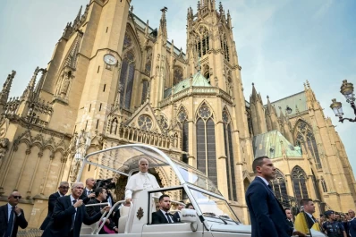 León XIV lanza un alegato por la paz en Europa, en su despedida de Francia