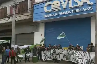 Crisis económica: una fábrica de vidrios les adelantó las vacaciones, volvieron pero estaba cerrada y les deben cuatro meses de sueldo