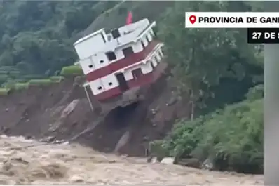 Impactantes imágenes en Nepal: un río arrastró un edificio entero en medio de lluvias y avalanchas