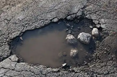 Video: mostraron un peligroso bache en vivo y minutos después llegó una cuadrilla a taparlo