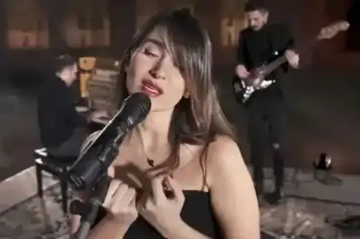 Irán: condenan a 74 latigazos a la cantante Parastoo Ahmadi por hacer un concierto sin velo