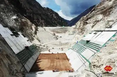 Cómo China construye a 2.200 metros con 20 grados bajo cero: 27 espejos que convierten al sol en herramienta de obra