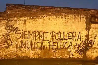 “Siempre pollera, nunca peluca”, críticas por las inundaciones y repudios por la maqueta