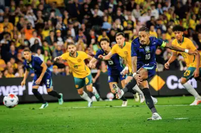 Triunfo y alarma: Brasil reaccionó a tiempo ante Australia en un partidazo marcado por la lesión de Raphinha