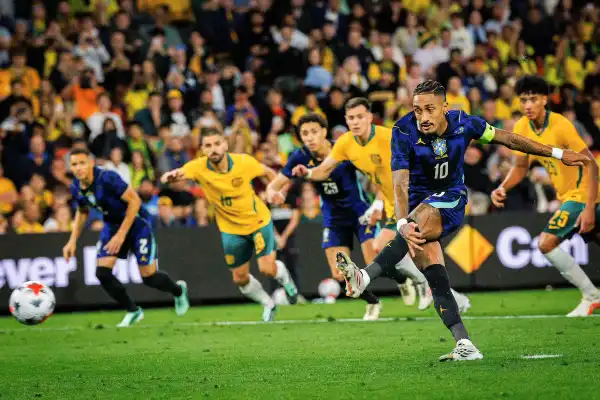 Triunfo y alarma: Brasil reaccionó a tiempo ante Australia en un partidazo marcado por la lesión de Raphinha