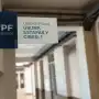Acusan a una estudiante de abogacía de estafas por más de $3 millones
