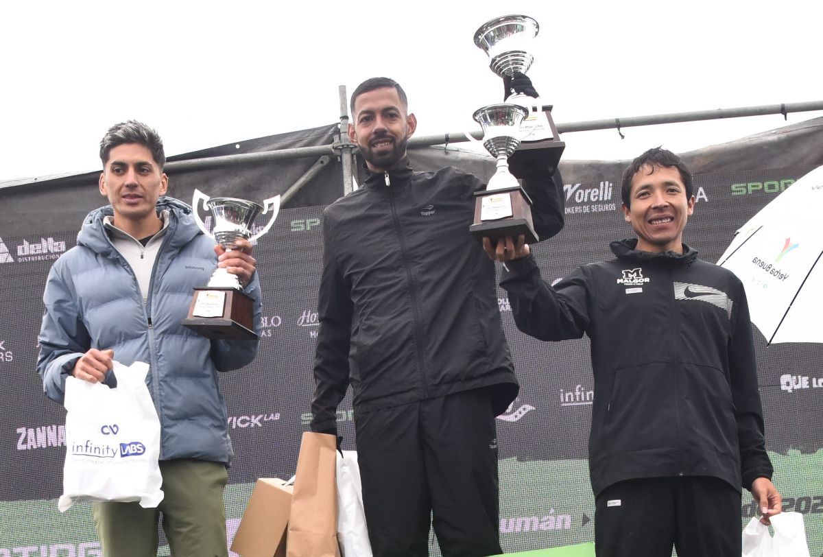EN YERBA BUENA. Quiroga celebró en la mañana fría de los 21K de la 