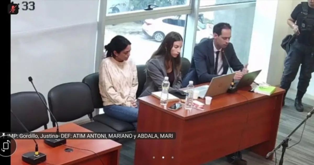 ESPERA. La empleada judicial Justina Gordillo junto a sus defensores María Florencia Abdala y Camilo Atim.