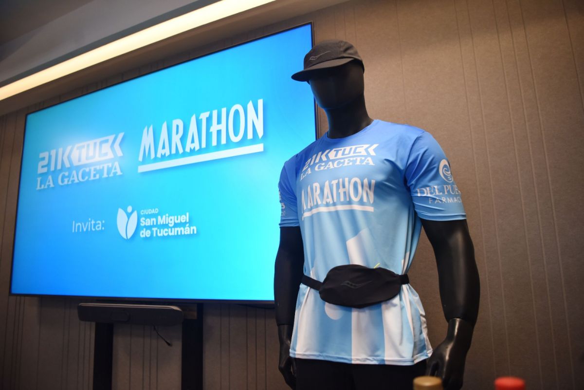 NOVEDAD. La nueva remera de los 21K de LA GACETA fue presentada oficialmente durante el lanzamiento.