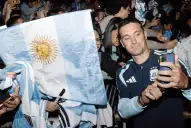 Locura por la Selección en Córdoba: el gesto del Dibu Martínez y el plantel con los hinchas tras su llegada