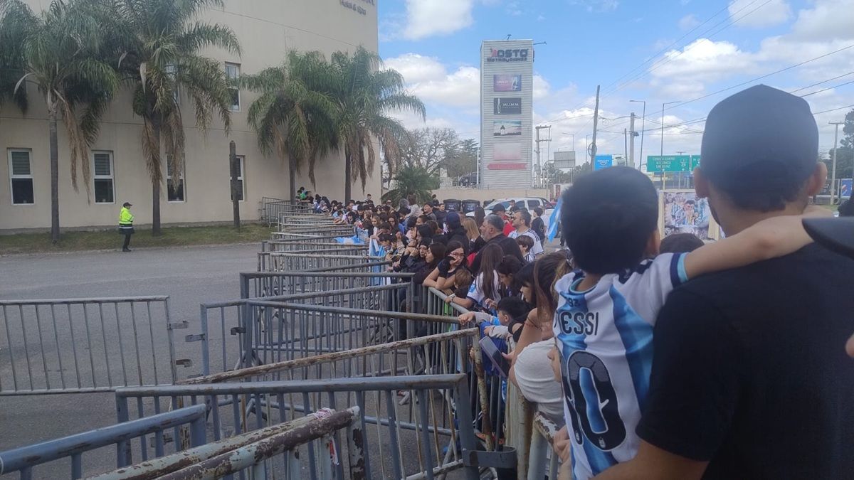 A LA ESPERA. Cientos de hinchas se reunieron frente al hotel de la Selección Argentina en Córdoba con la ilusión de ver de cerca a los jugadores antes del partido frente a Bolivia.