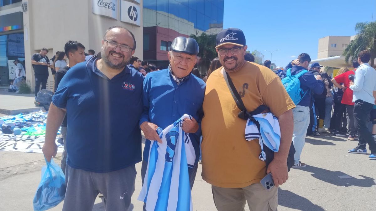 haz leyenda ILUSIÓN CELESTE Y BLANCA. Hinchas posan con camisetas de la Selección Argentina en las inmediaciones del hotel, durante la espera para intentar ver de cerca a los jugadores.