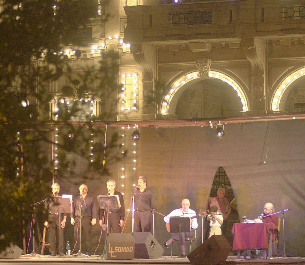 Recuerdos fotográficos: 2000. Sabato y Falú recrearon la muerte de Lavalle en la plaza Independencia