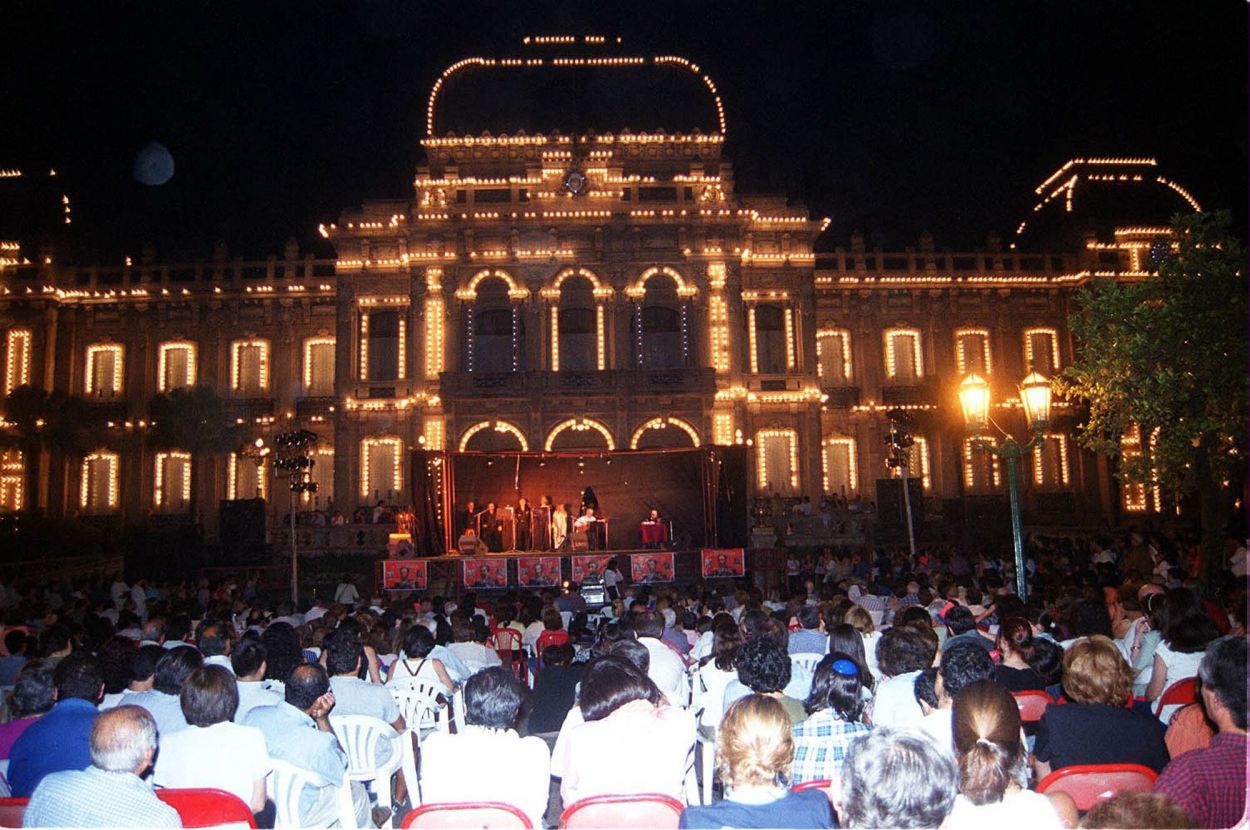 Recuerdos fotográficos: 2000. Sabato y Falú recrearon la muerte de Lavalle en la plaza Independencia