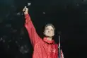 Robbie Williams sorprendió a sus fans en Buenos Aires: salió del hotel y cantó cuatro canciones