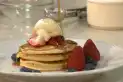 Suaves, esponjosos y con frutas: la receta original de panqueques de Osvaldo Gross