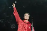 Robbie Williams sorprendió a sus fans en Buenos Aires: salió del hotel y cantó cuatro canciones