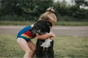 Beneficios de tener un perro cuando hay hijos chicos en casa: qué dice la ciencia