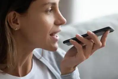 Qué significa mandar audios largos por WhatsApp, según la psicología
