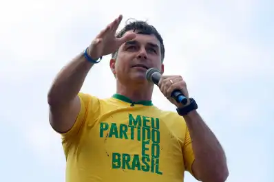 Comicios en Brasil: Flávio Bolsonaro, un presidenciable a la sombra de su padre