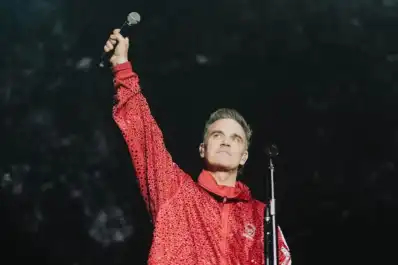 Robbie Williams sorprendió a sus fans en Buenos Aires: salió del hotel y cantó cuatro canciones