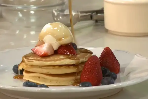 Suaves, esponjosos y con frutas: la receta original de panqueques de Osvaldo Gross