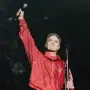 Robbie Williams sorprendió a sus fans en Buenos Aires: salió del hotel y cantó cuatro canciones