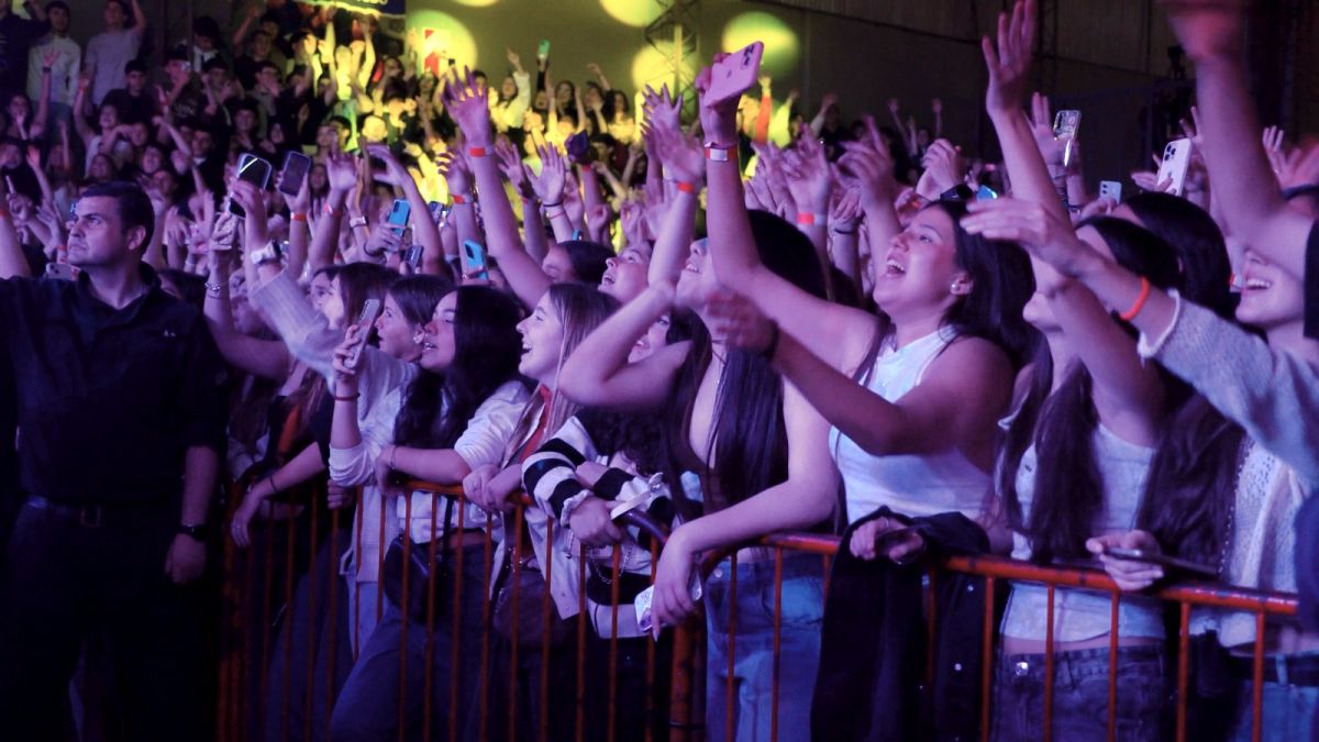 Adolescentes y adultos tucumanos bailando al ritmo de las canciones de cumbia cheta