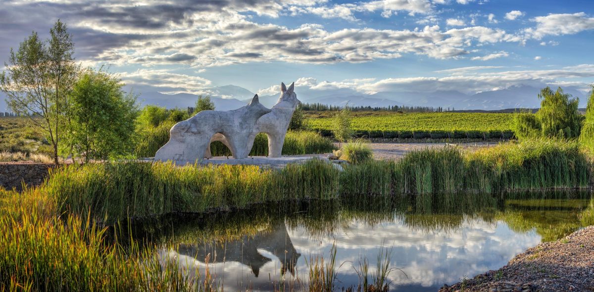 EN LA BODEGA. El arte y el vino, las dos pasiones de Julio Camsen que se encuentran en el Valle de Uco. 