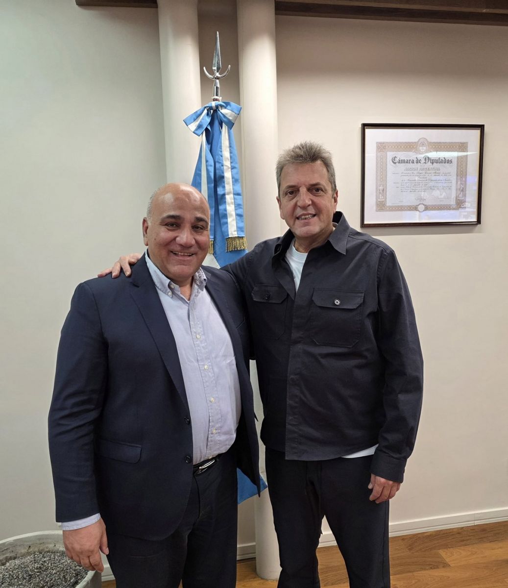 ENCUENTRO. El senador Juan Manzur posó junto a Sergio Massa.